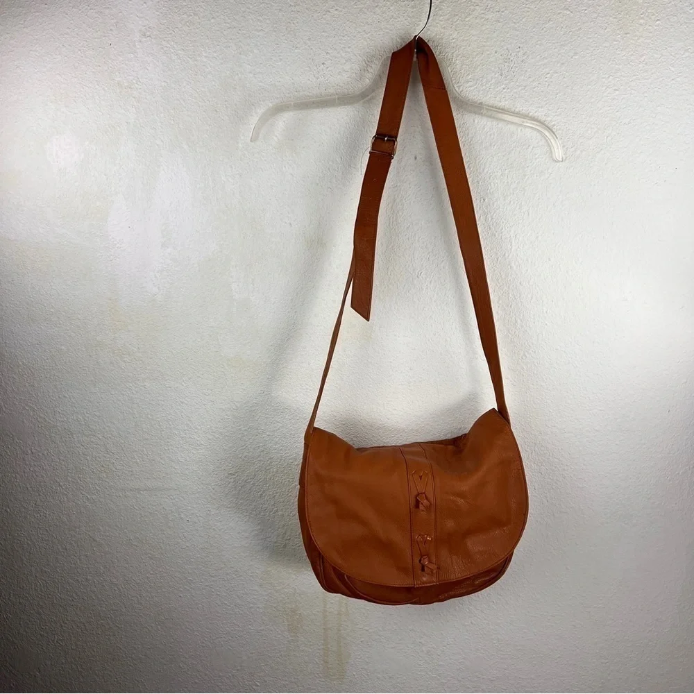 BOHO HOBO LARGE LEATHER BAG. 3 large inside sections-2 with zip pockets. Camel